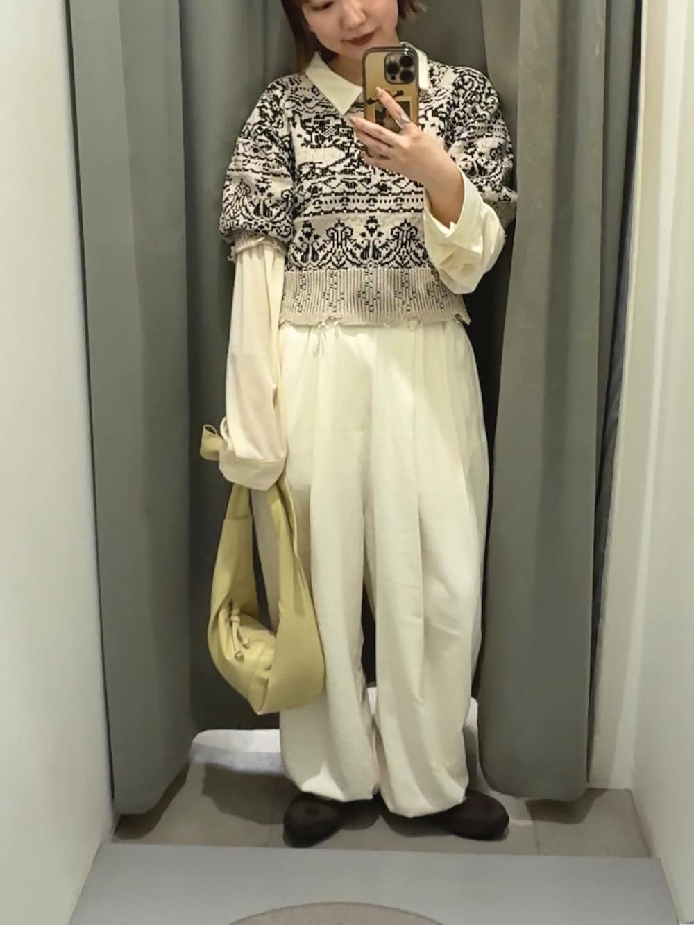 ホワイト系のその他パンツ、ホワイト系のシャツ/ブラウス、イエロー系のショルダーバッグを着用したレディースの冬コーディネートの2枚目の写真