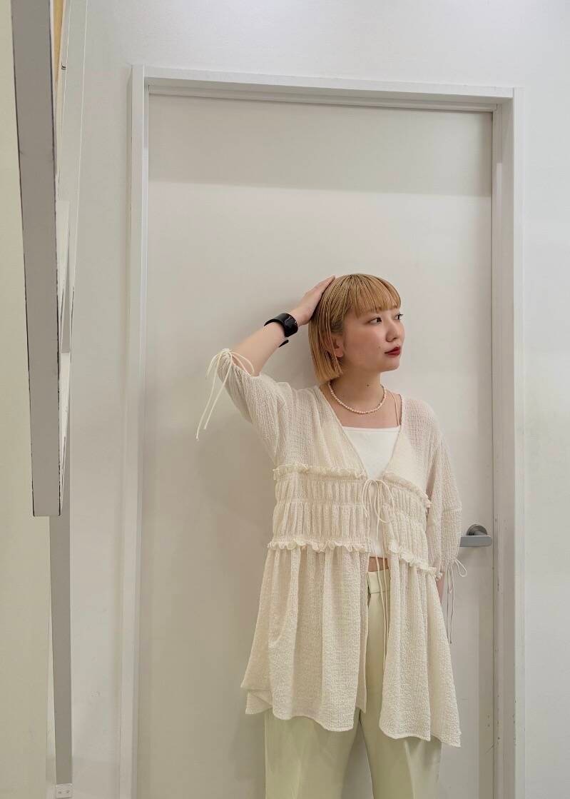 ホワイト系のキャミソール、ブラウン系のサンダル、ブラウン系のその他パンツを着用したレディースの夏コーディネートの3枚目の写真