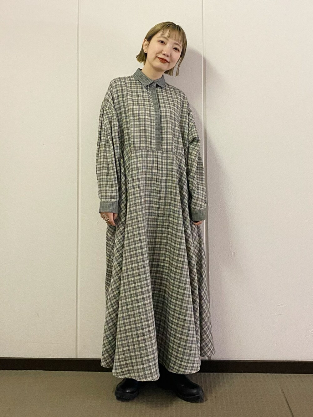 「KBF、ワンピース、チェック、ロングワンピース、カジュアル、ゆるコーデ、ビッグシルエット、リラックススタイル、新年一発目、シャツワンピース」｜「KBFのチェックWIDEワンピース（ワンピース、グレー系）」を使った、まっちゃんさん（レディース・154cm）の冬コーディネートの2枚目の写真