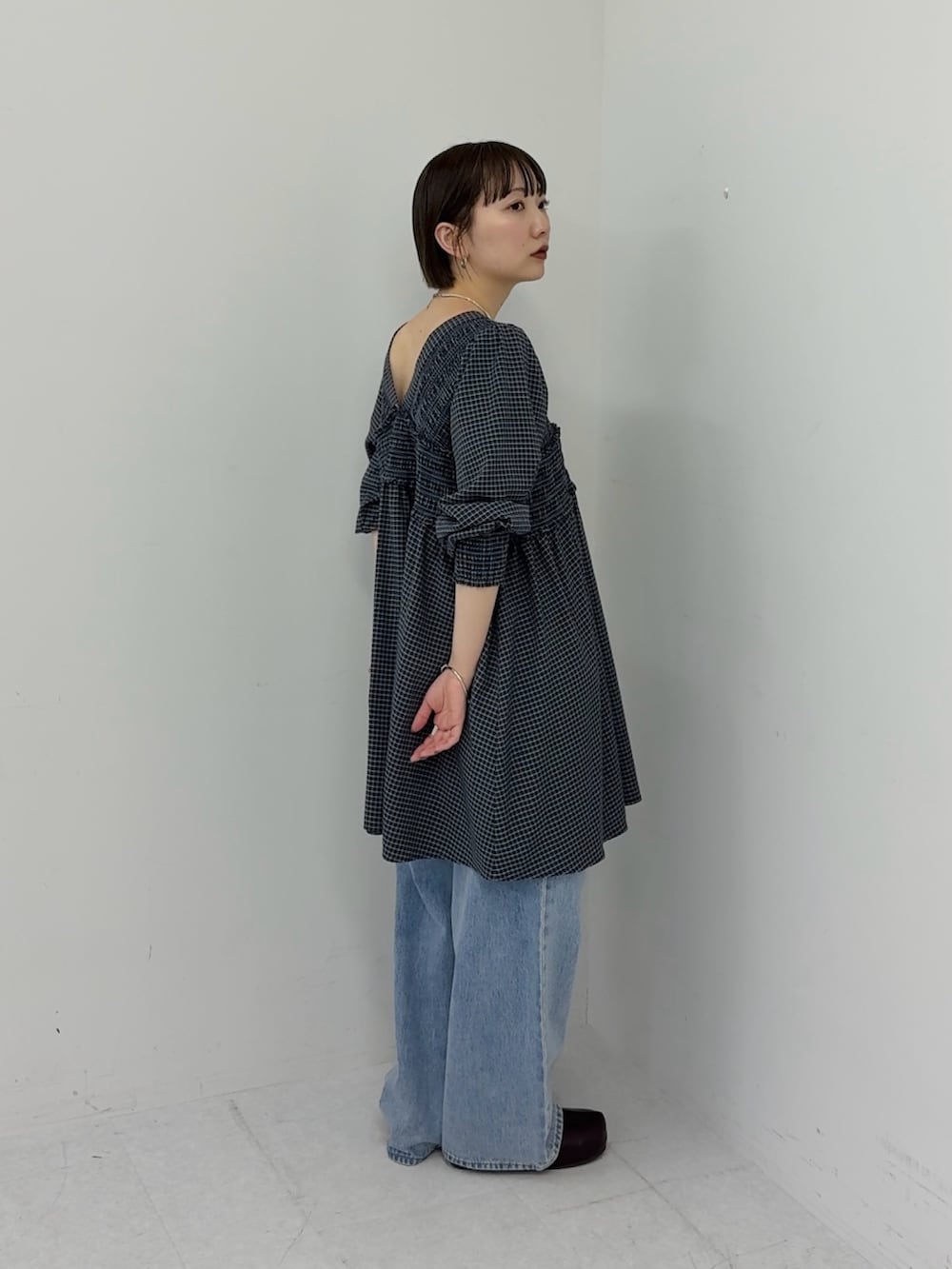 ブルー系のデニムパンツ、ブルー系のワンピースを着用したレディースの冬コーディネートの4枚目の写真