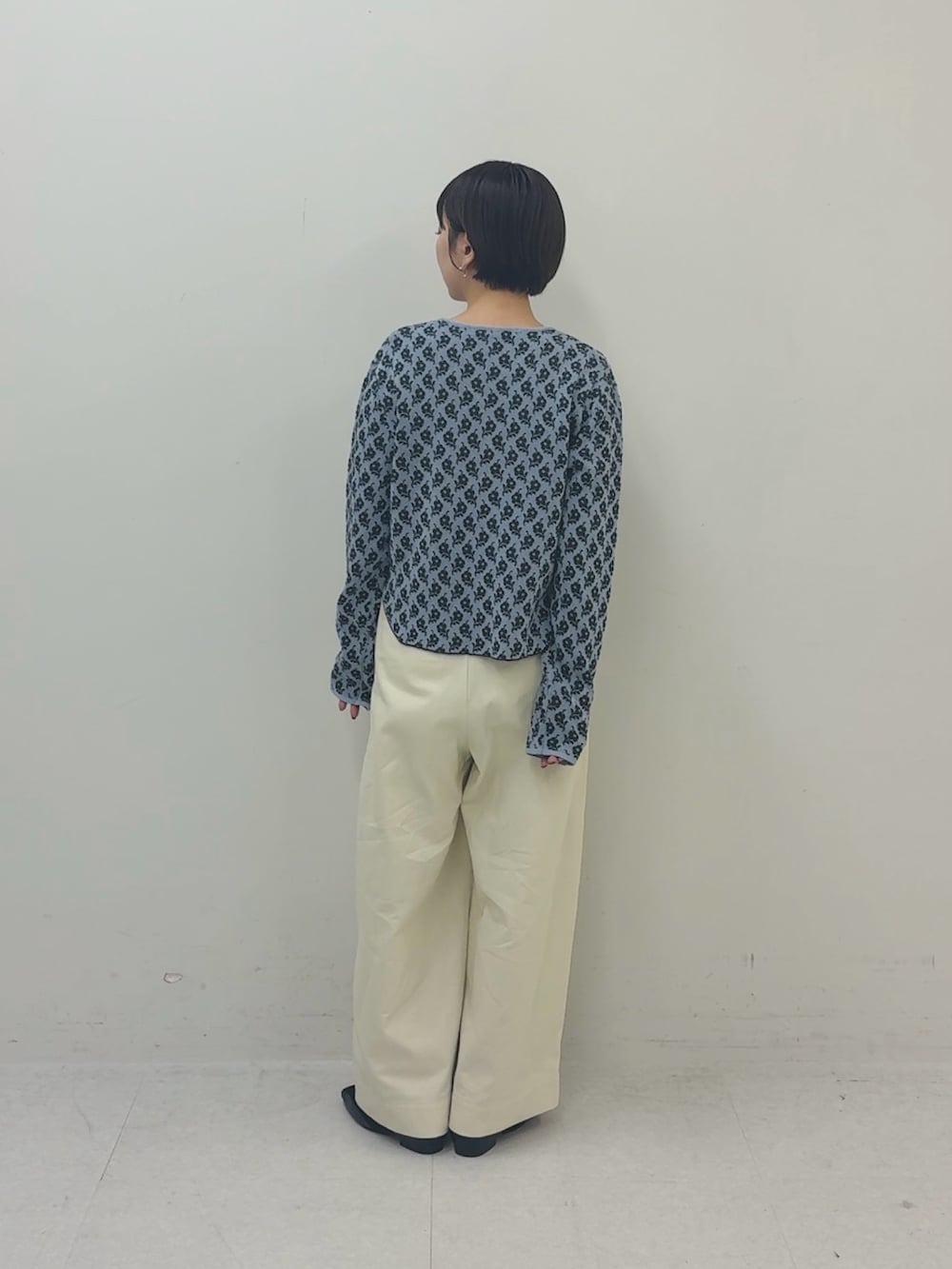 ブルー系のカーディガン/ボレロを着用したレディースの秋コーディネートの3枚目の写真