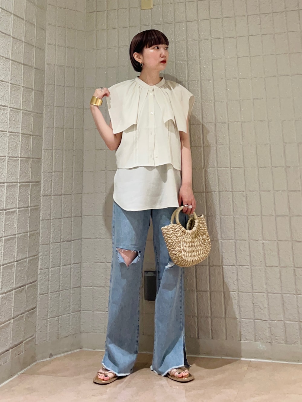 ホワイト系のシャツ/ブラウス、ブルー系のデニムパンツ、ゴールド系のサンダルを着用したレディースの夏コーディネートの2枚目の写真