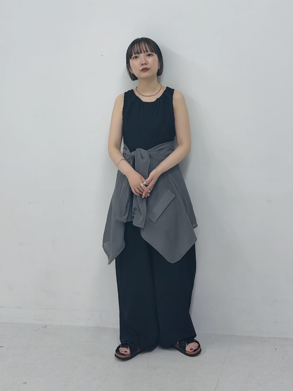 ブラック系のその他パンツ、グレー系のその他アウター、ブラック系のサンダルを着用したレディースの夏コーディネートの3枚目の写真