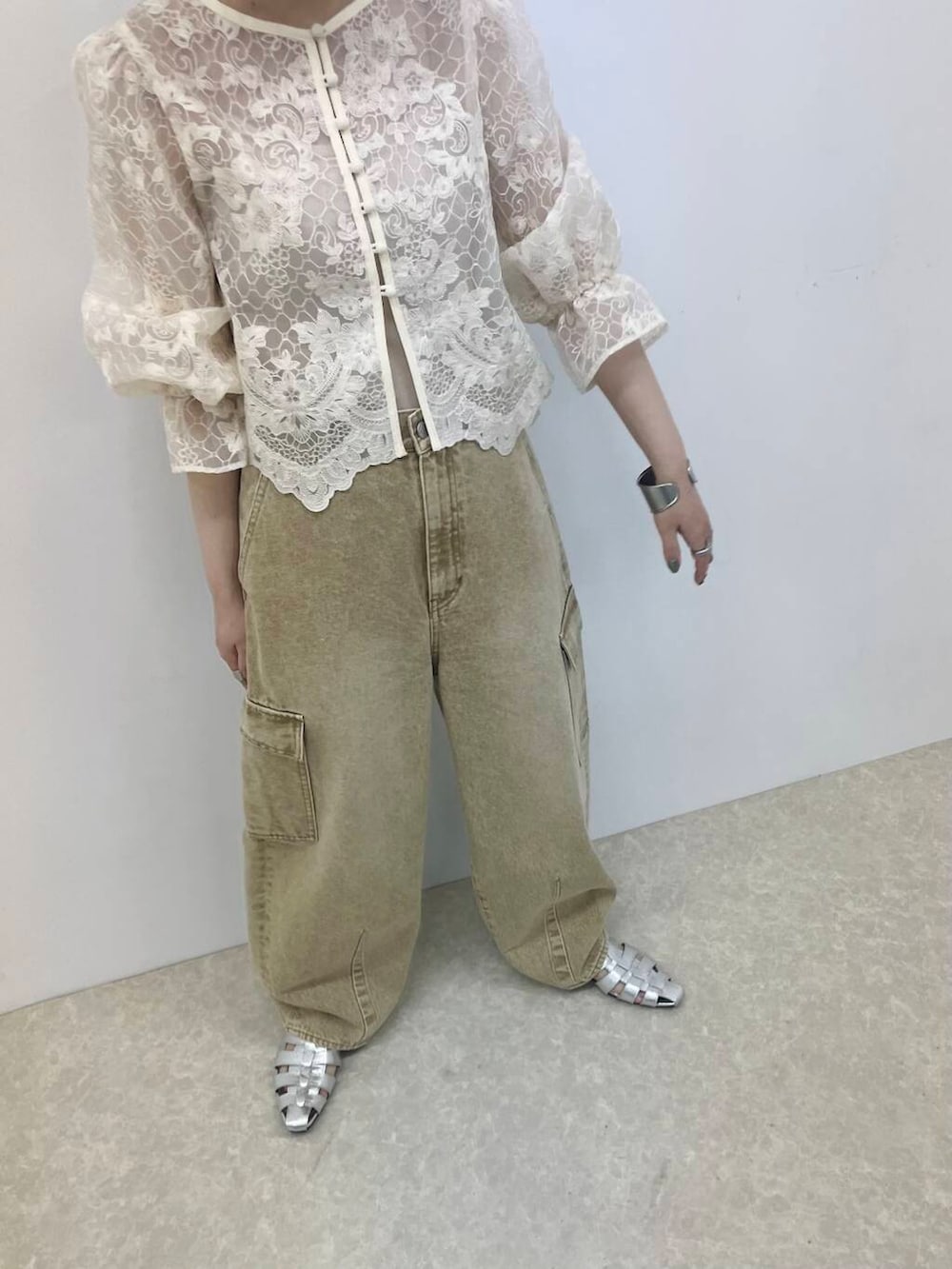 まっちゃんさんの「カーブカーゴデニム（KBF）」を使ったコーディネートの3枚目の写真