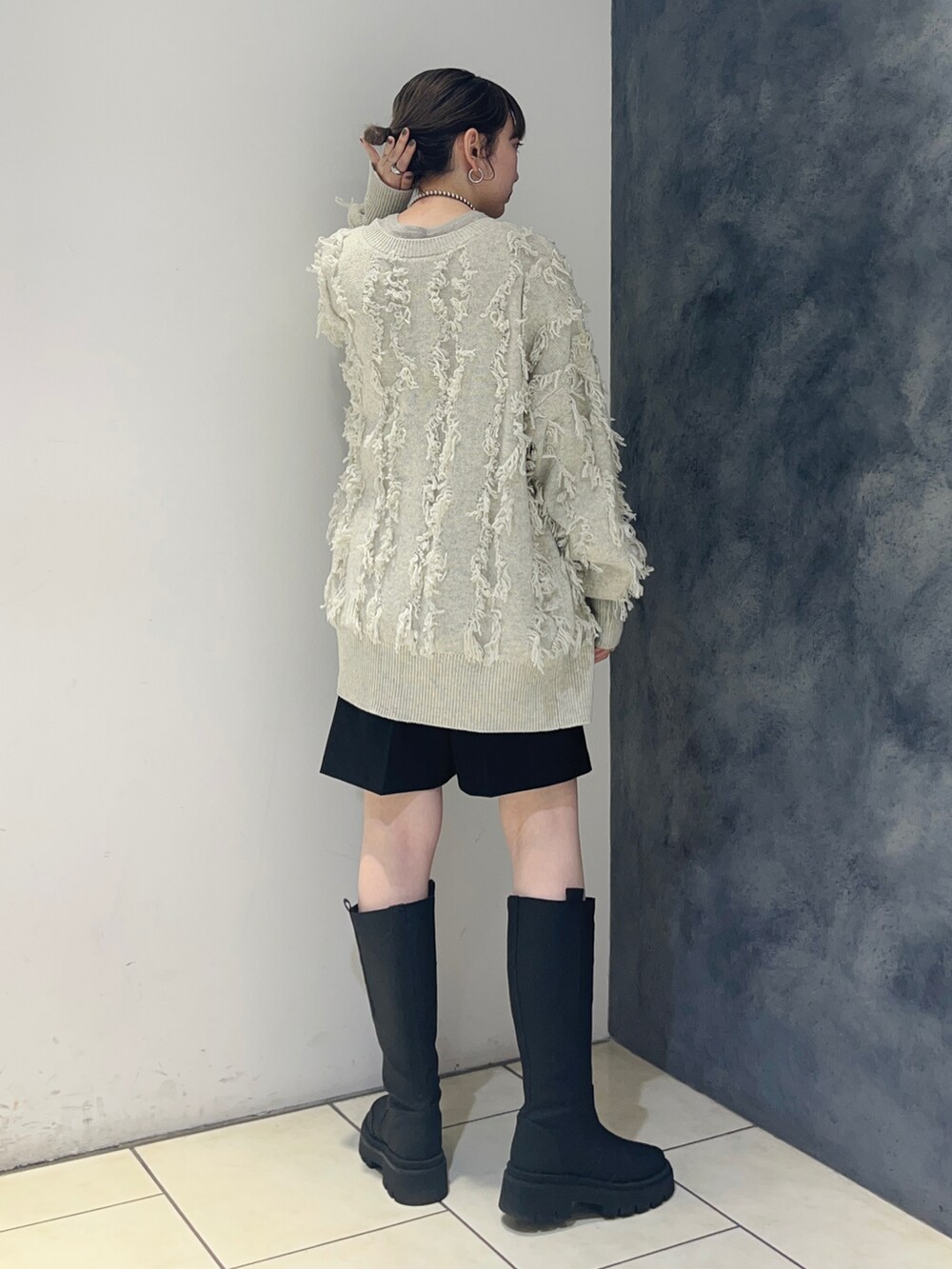 ベージュ系のカーディガン/ボレロ、ブラック系のその他パンツ、グレー系のニット/セーターを着用したレディースの秋コーディネートの4枚目の写真