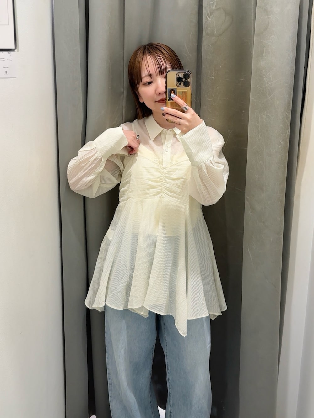 ホワイト系のシャツ/ブラウス、ブルー系のデニムパンツを着用したレディースの春コーディネートの2枚目の写真