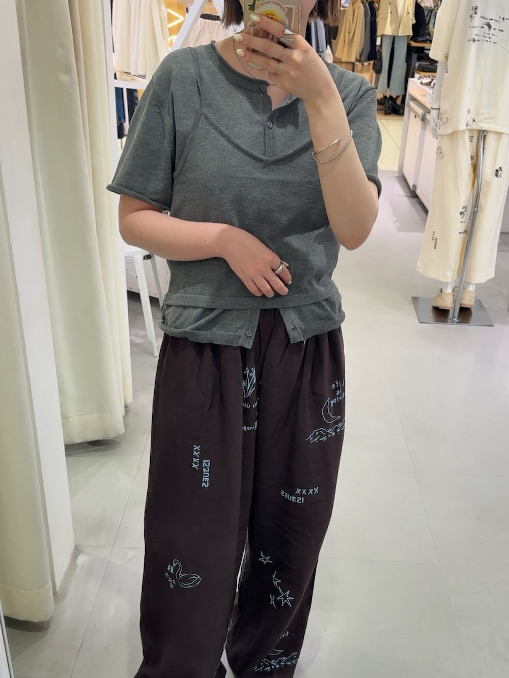 グレー系のカーディガン/ボレロ、ブラウン系のその他パンツを着用したレディースの春コーディネートの2枚目の写真