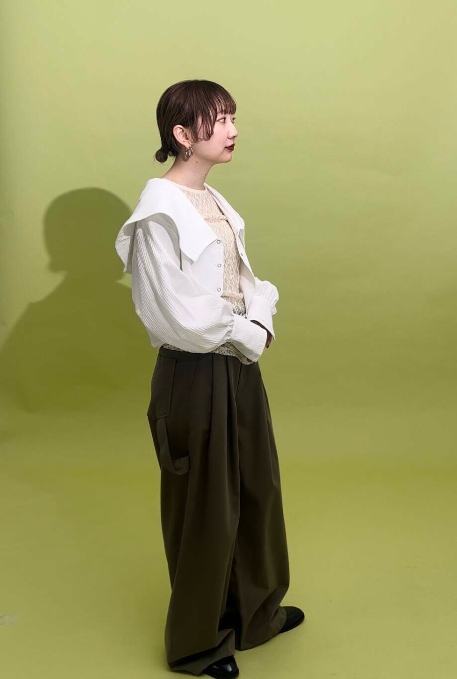 グリーン系のその他パンツ、ホワイト系のTシャツ/カットソー、ホワイト系のシャツ/ブラウスを着用したレディースの冬コーディネートの4枚目の写真