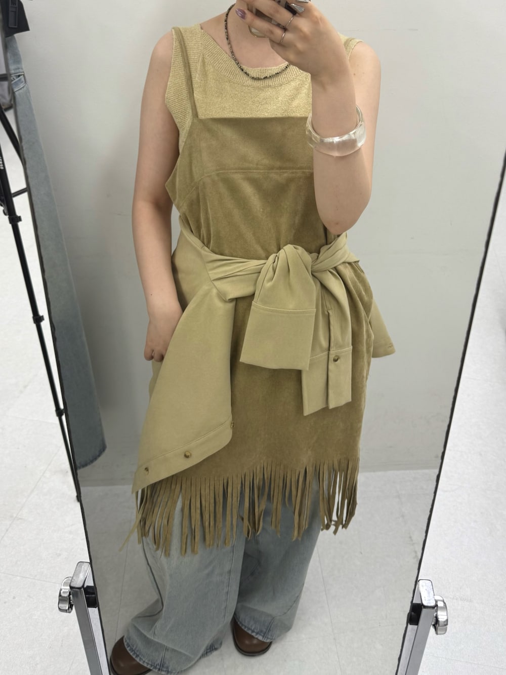 ベージュ系のワンピース、ベージュ系のシャツ/ブラウス、ベージュ系のタンクトップを着用したレディースの夏コーディネートの2枚目の写真
