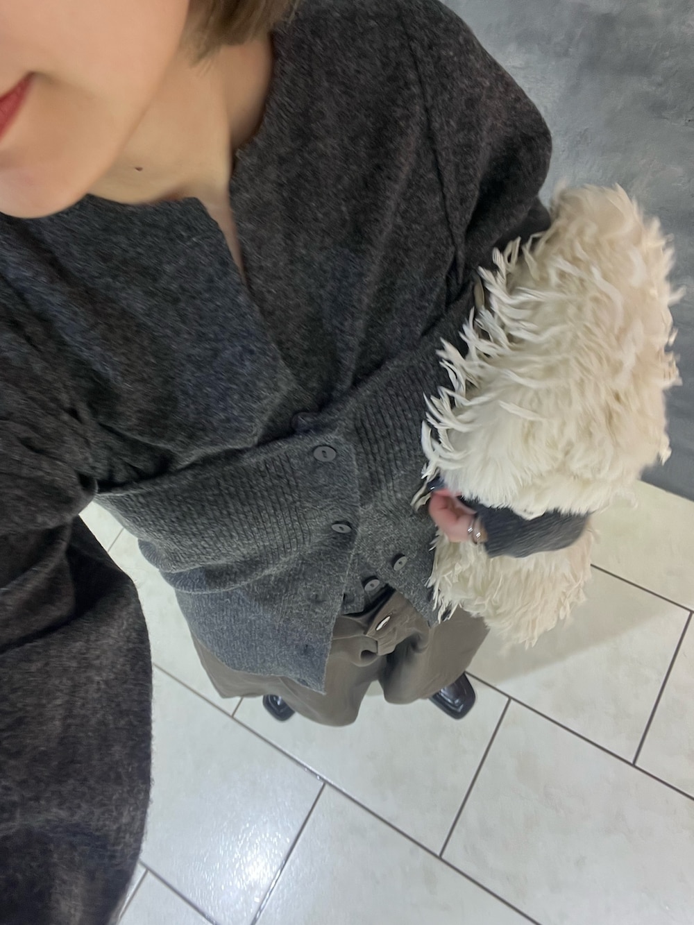 グレー系のカーディガン/ボレロ、ブラック系のローファー、グレー系のその他パンツを着用したレディースの秋コーディネートの4枚目の写真