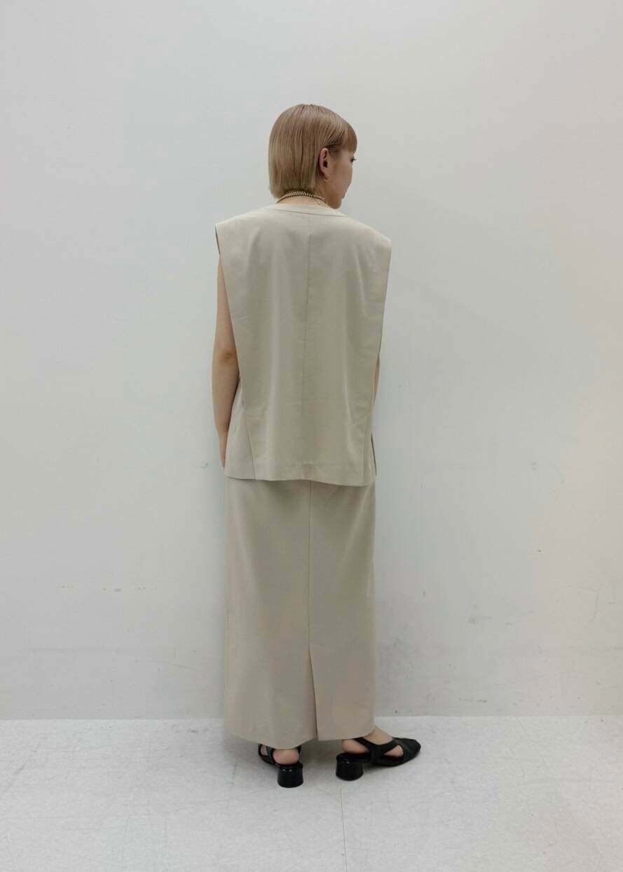 ブラック系のパンプス、ベージュ系のワンピースを着用したレディースの春コーディネートの2枚目の写真