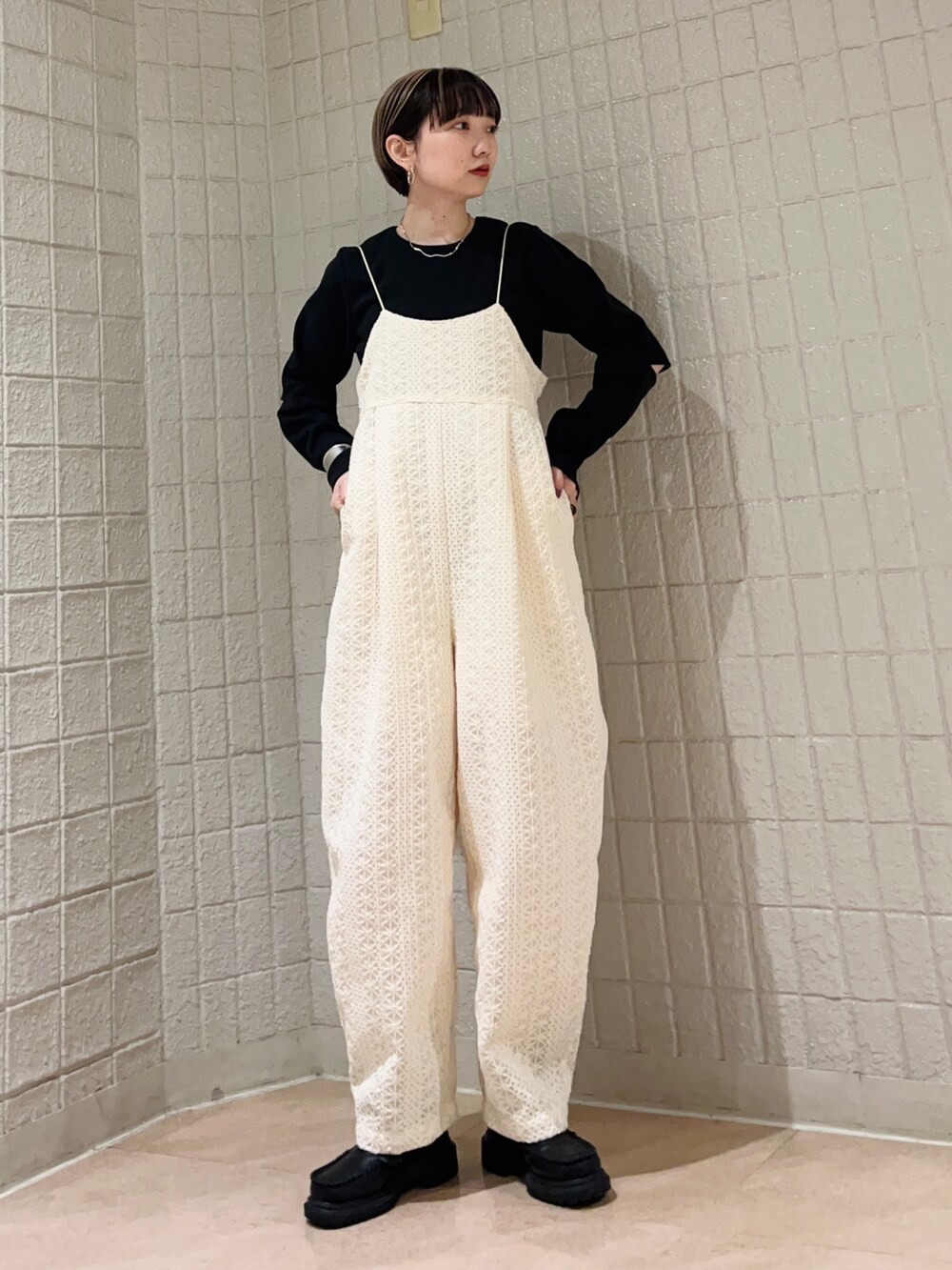 ホワイト系のサロペット/オーバーオール、ブラック系のTシャツ/カットソーを着用したレディースの冬コーディネートの2枚目の写真