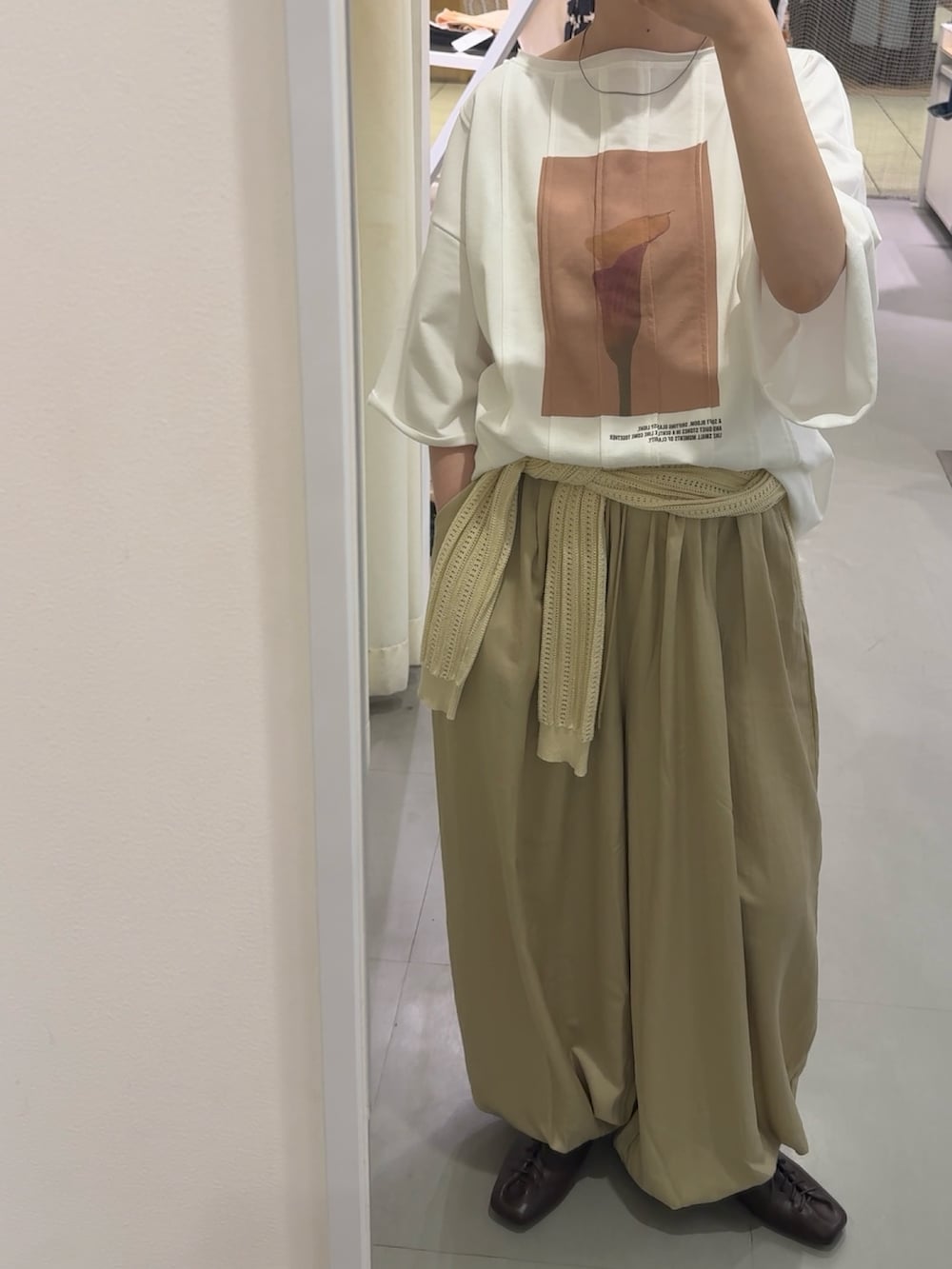 ホワイト系のTシャツ/カットソー、ベージュ系のその他パンツ、ホワイト系のニット/セーターを着用したレディースの春コーディネートの3枚目の写真