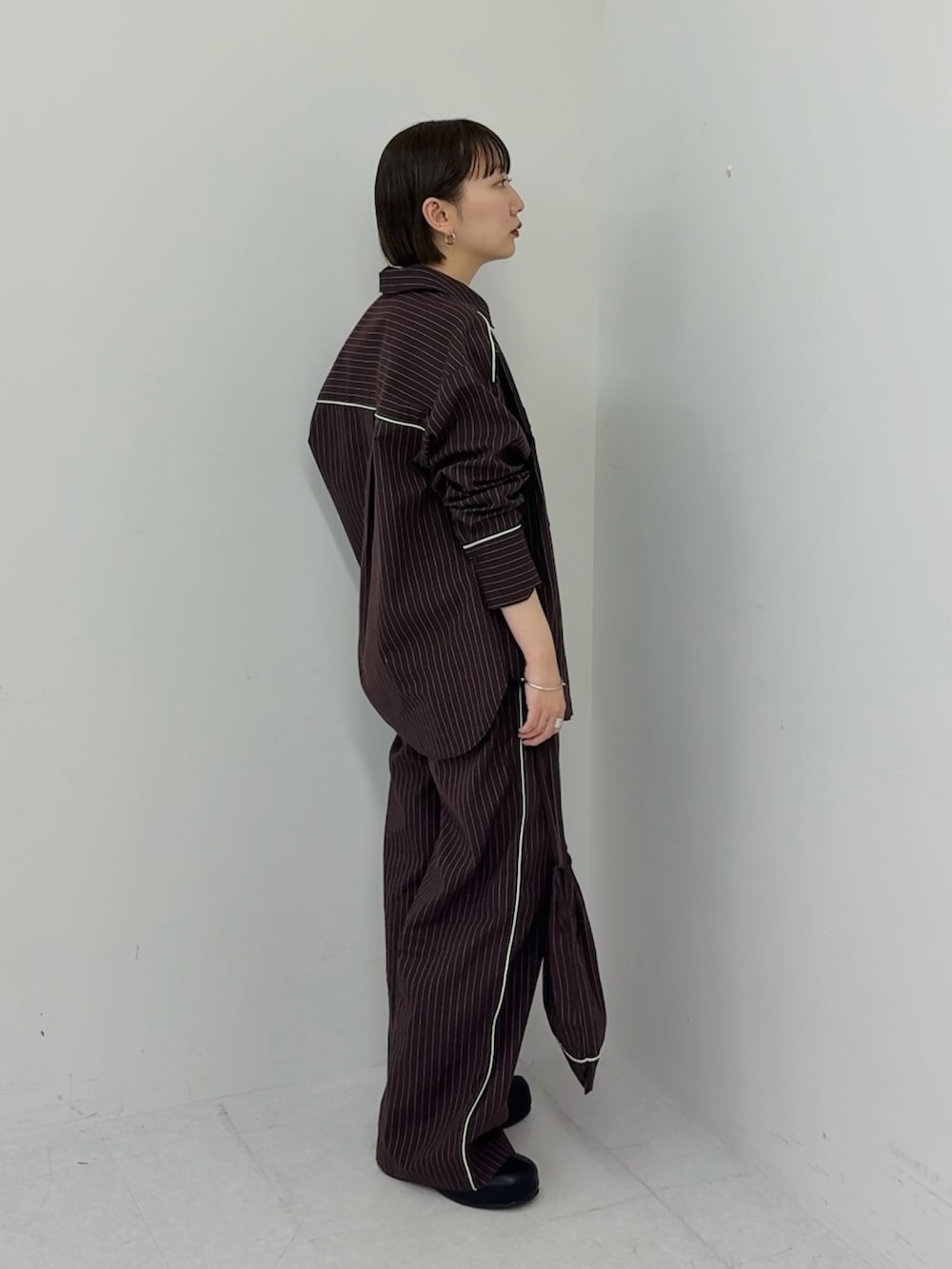 ブラウン系のシャツ/ブラウス、ブラウン系のその他パンツを着用したレディースの冬コーディネートの4枚目の写真