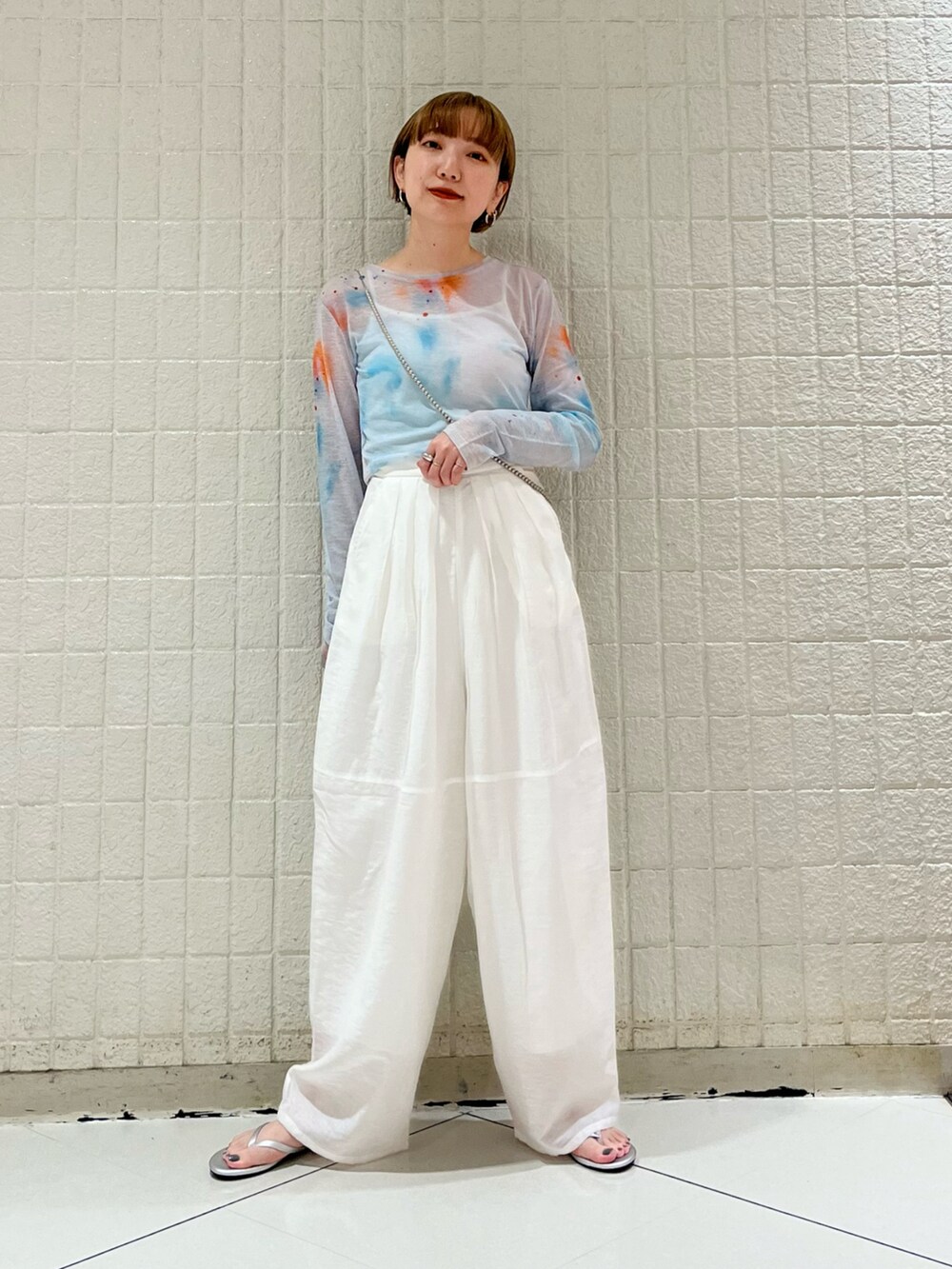 その他のトップス、ホワイト系のその他パンツ、シルバー系のサンダルを着用したレディースの夏コーディネートの2枚目の写真