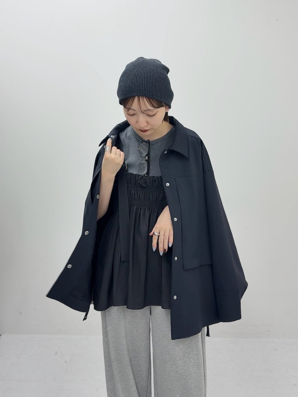 グレー系のその他パンツ、グレー系のその他トップス、グレー系のその他アウターを着用したレディースの春コーディネートの2枚目の写真