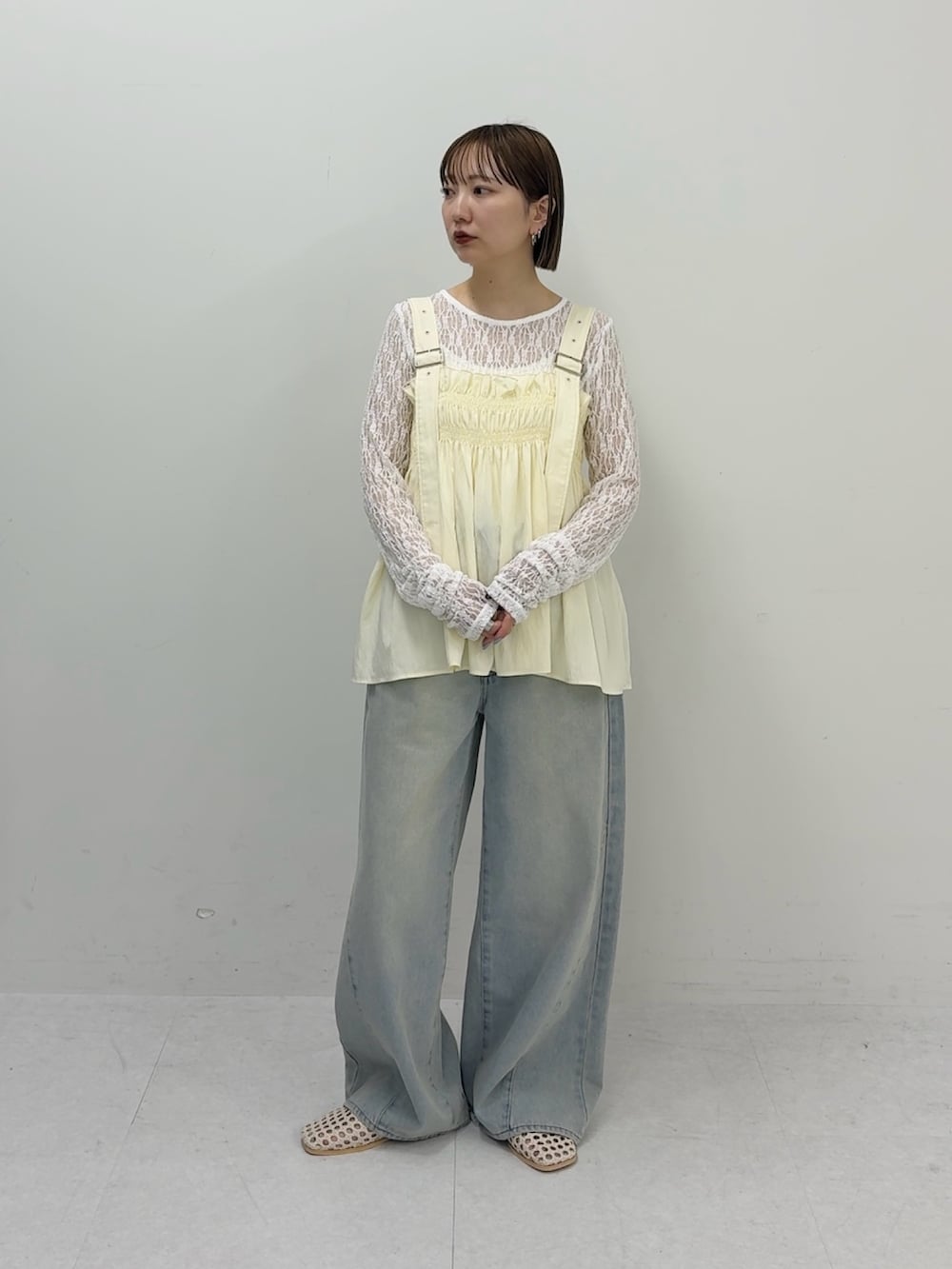 ホワイト系のその他トップス、ホワイト系のTシャツ/カットソーを着用したレディースの春コーディネートの2枚目の写真