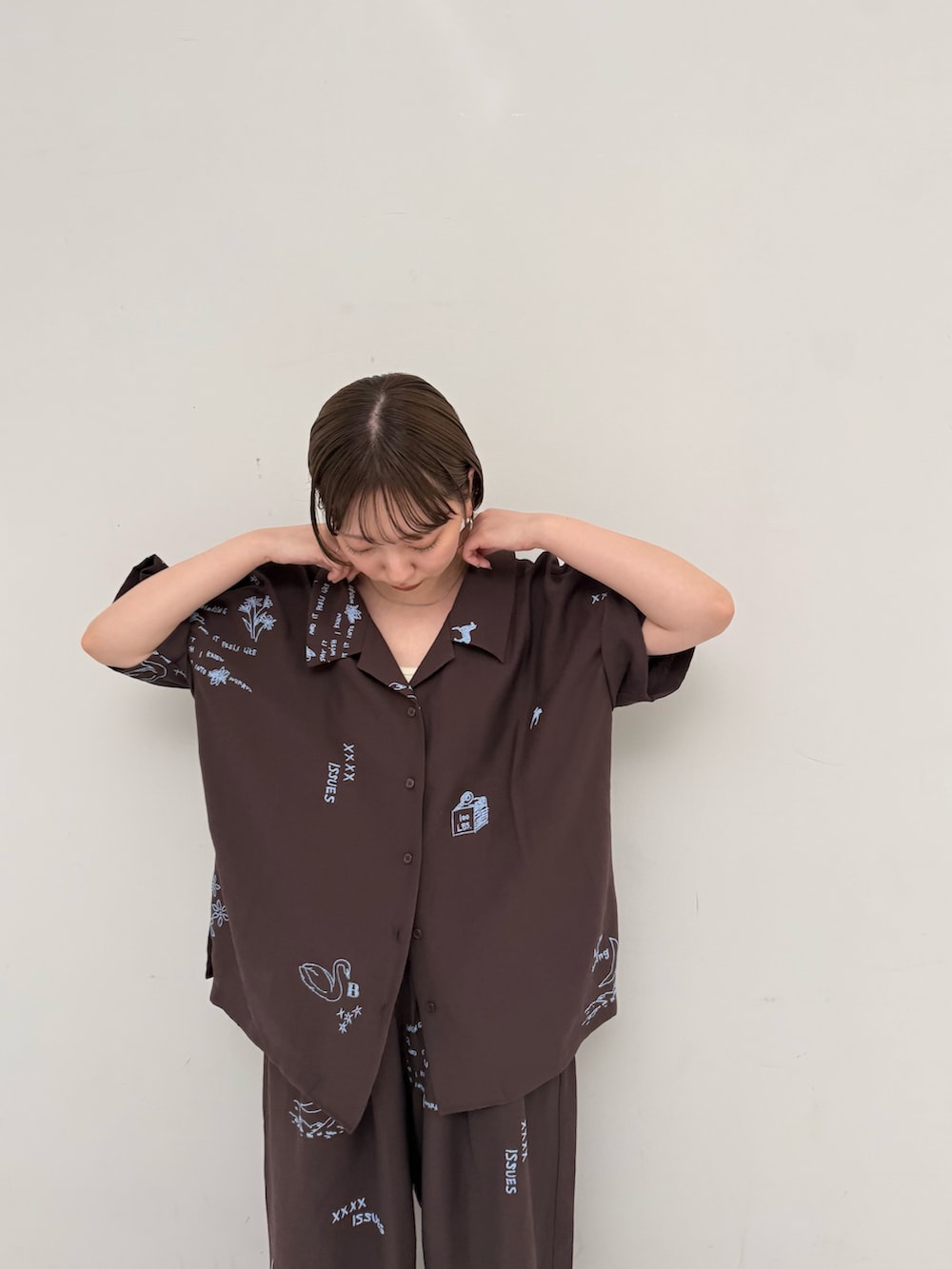 ブラウン系のシャツ/ブラウス、ブラウン系のその他パンツを着用したレディースの春コーディネートの2枚目の写真