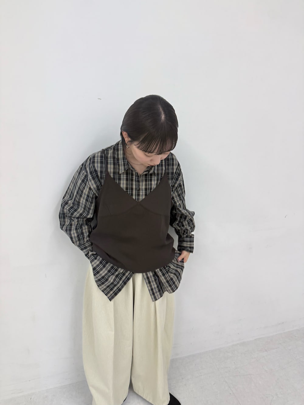ブラック系のシャツ/ブラウス、ホワイト系のその他パンツを着用したレディースの夏コーディネートの3枚目の写真