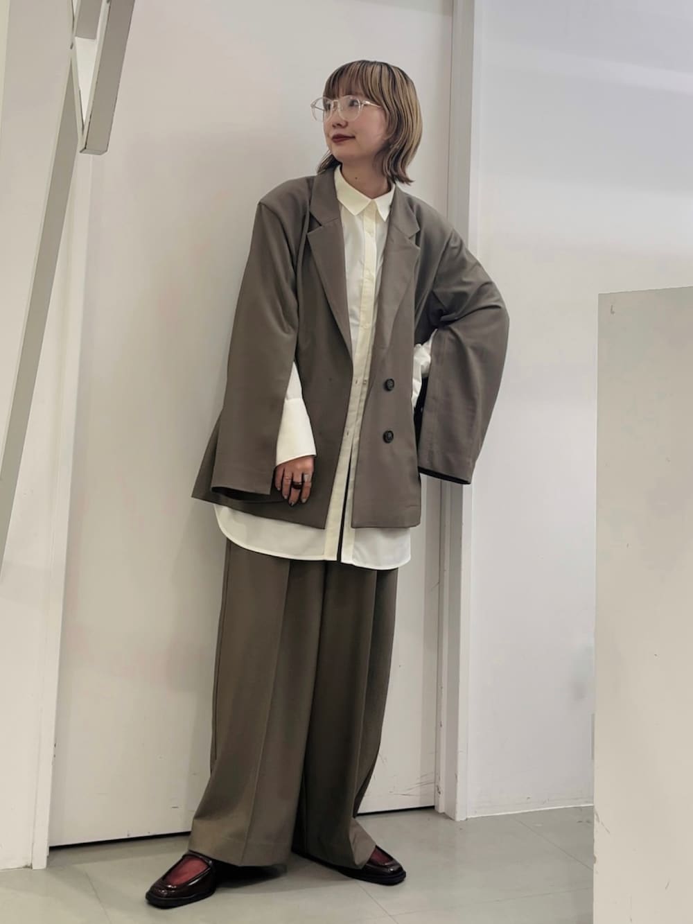 ブラウン系のその他アウター、ベージュ系のシャツ/ブラウス、ブラウン系のその他パンツを着用したレディースの冬コーディネートの2枚目の写真