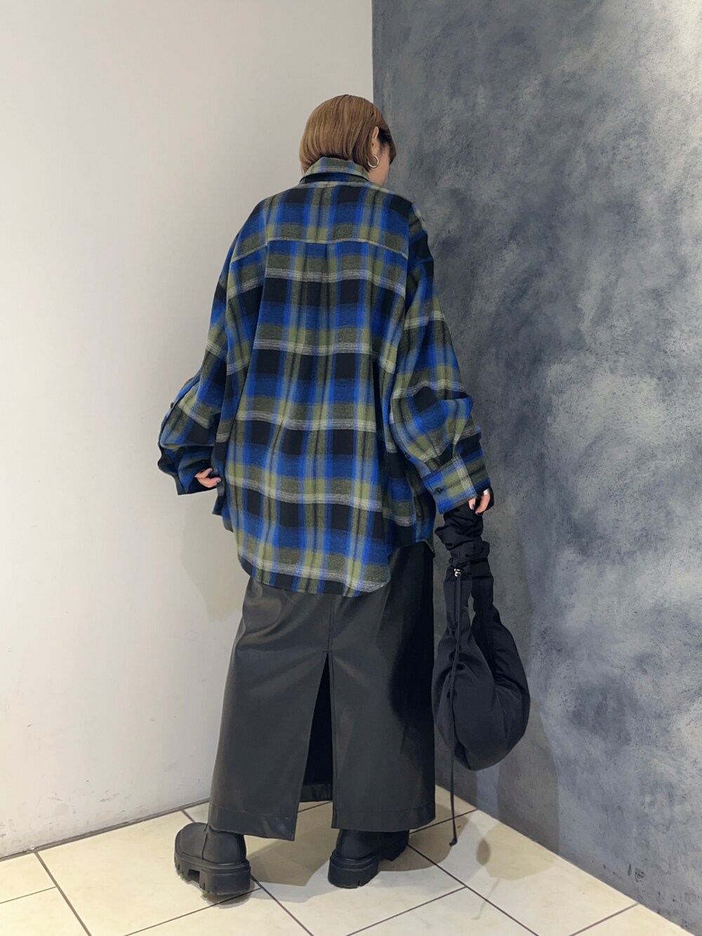 グリーン系のシャツ/ブラウス、ブラック系のスカート、ブラック系のショルダーバッグを着用したレディースの冬コーディネートの4枚目の写真