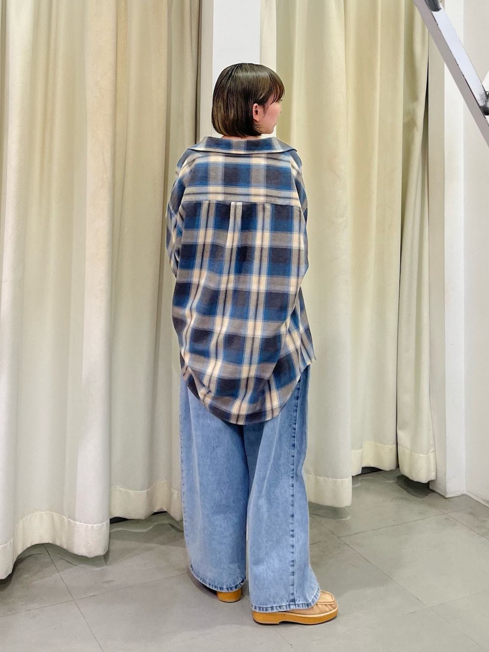 ベージュ系のシャツ/ブラウス、ブルー系のデニムパンツ、ホワイト系のTシャツ/カットソーを着用したレディースの秋コーディネートの3枚目の写真