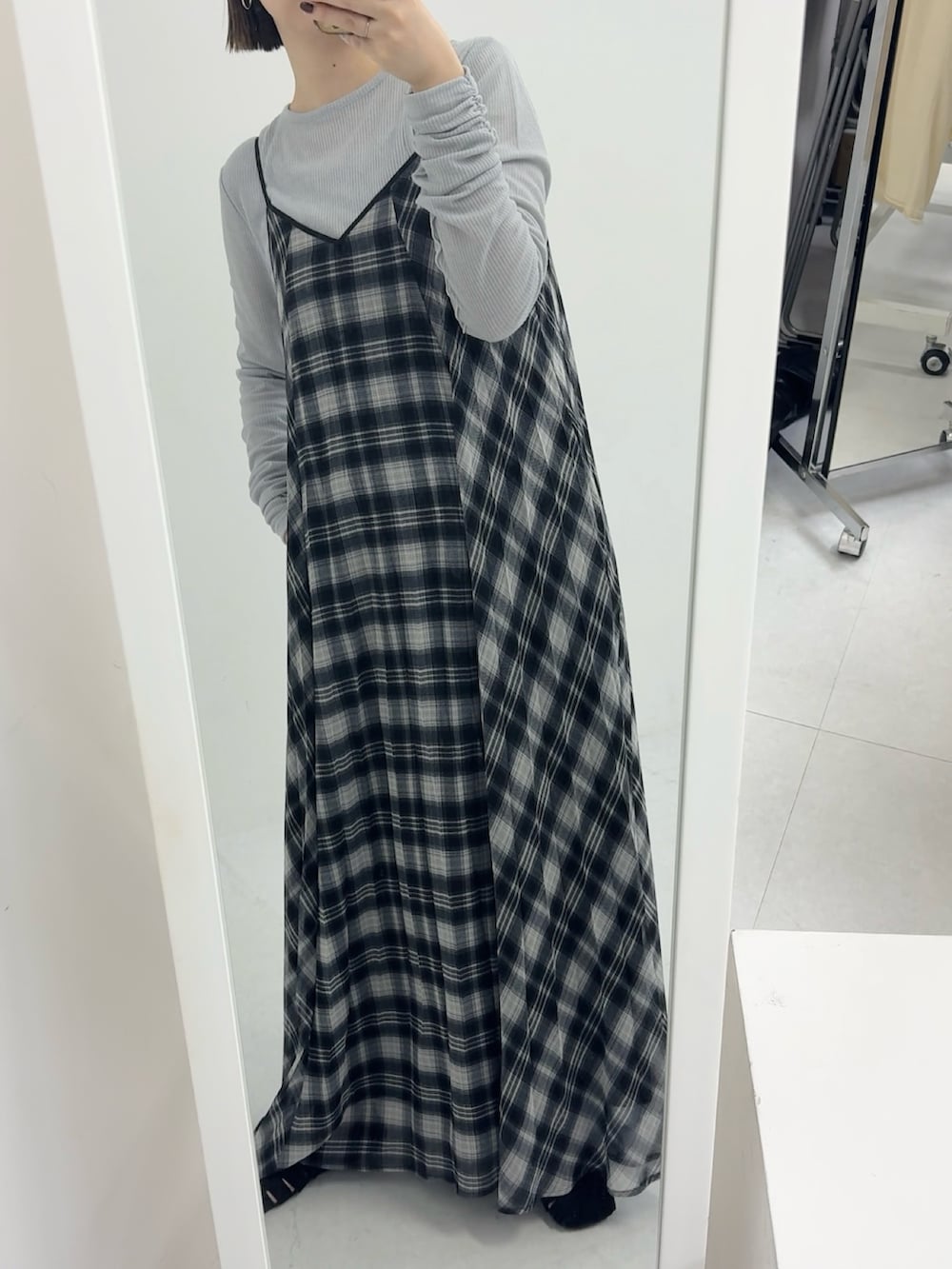 ブラック系のワンピースを着用したレディースの春コーディネートの3枚目の写真