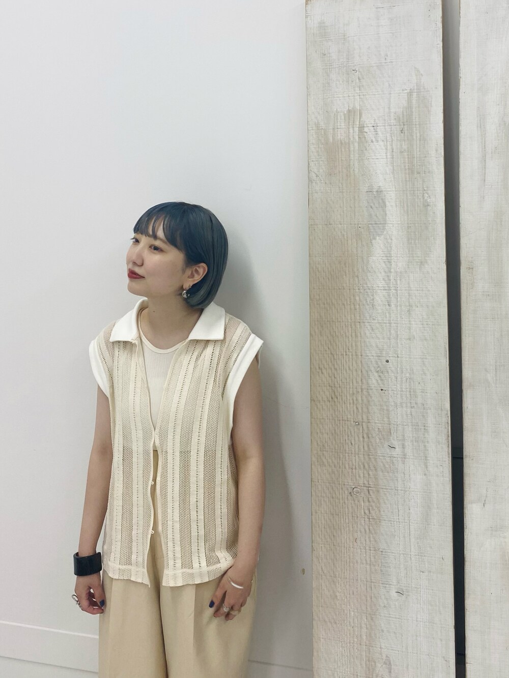 ホワイト系のポロシャツ、ホワイト系のタンクトップを着用したレディースの夏コーディネートの3枚目の写真