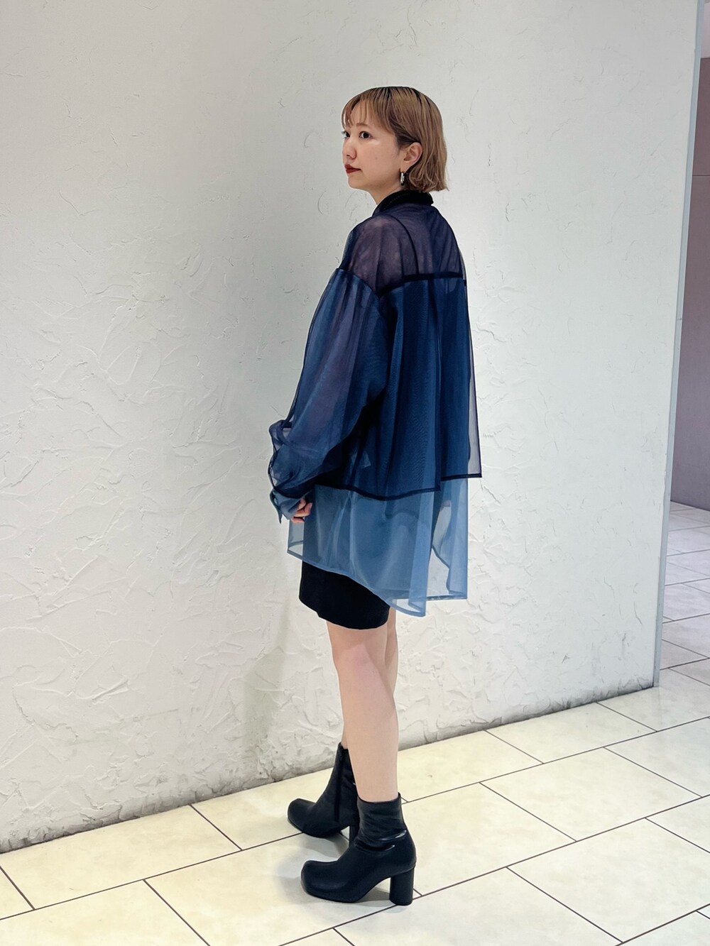 ブルー系のシャツ/ブラウス、ブラック系のその他パンツ、ブラック系のブーツを着用したレディースの秋コーディネートの3枚目の写真