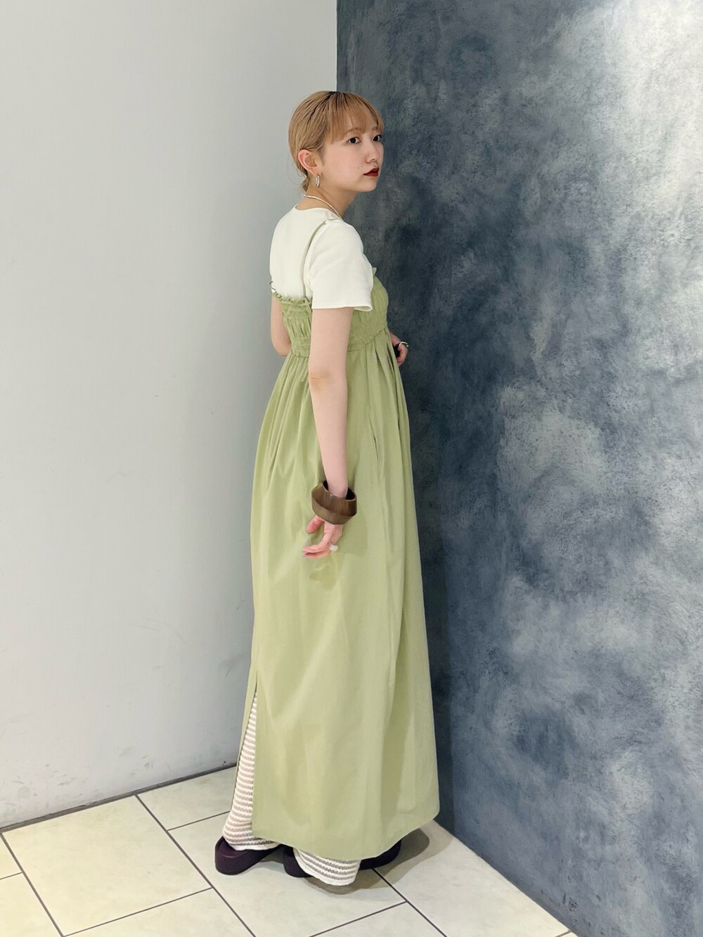 ブラウン系のワンピース、ホワイト系のその他パンツ、ホワイト系のTシャツ/カットソーを着用したレディースの春コーディネートの3枚目の写真