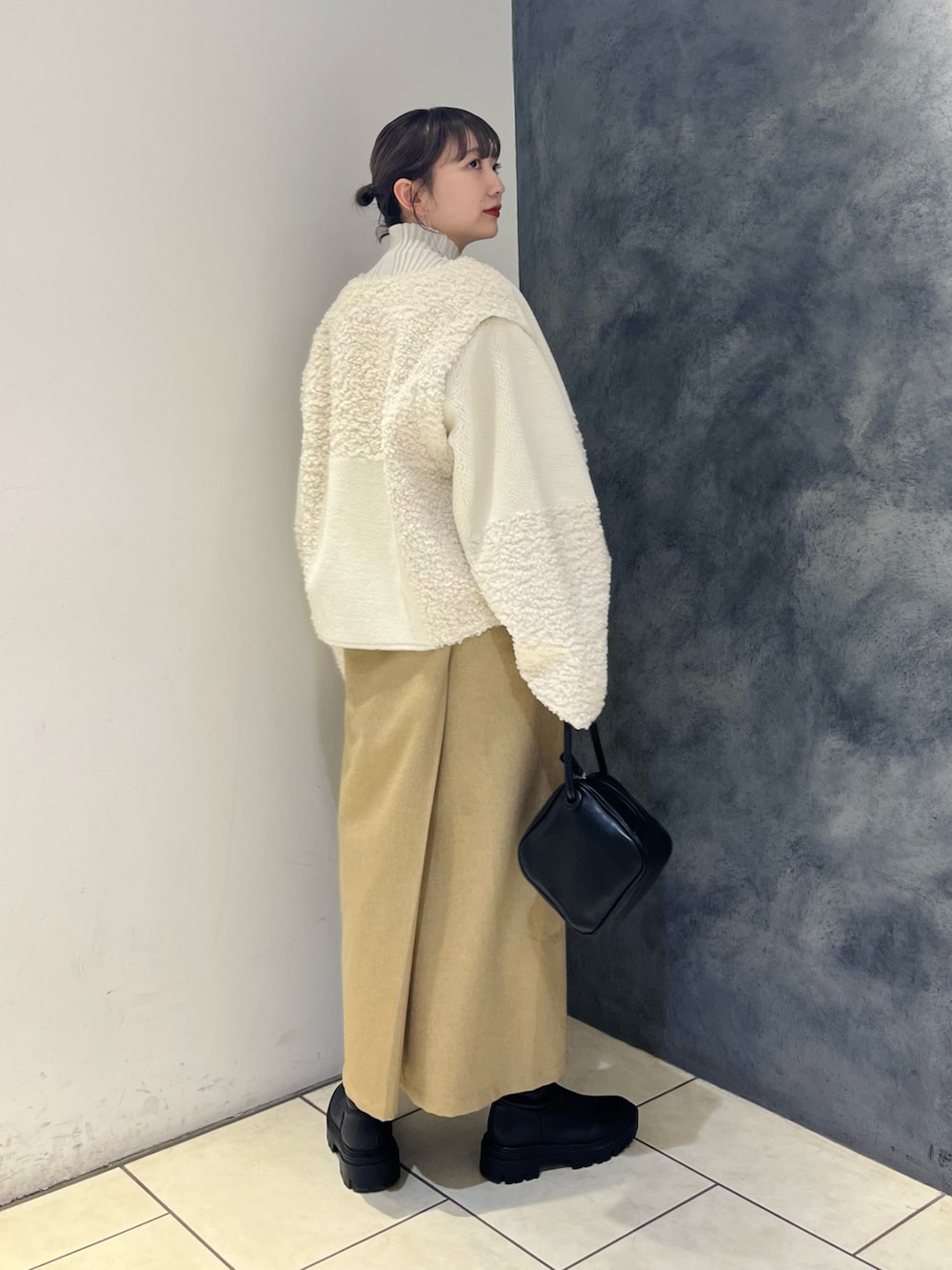 その他のジャケット/アウター、ベージュ系のジャンパースカート、グレー系のニット/セーターを着用したレディースの秋コーディネートの3枚目の写真