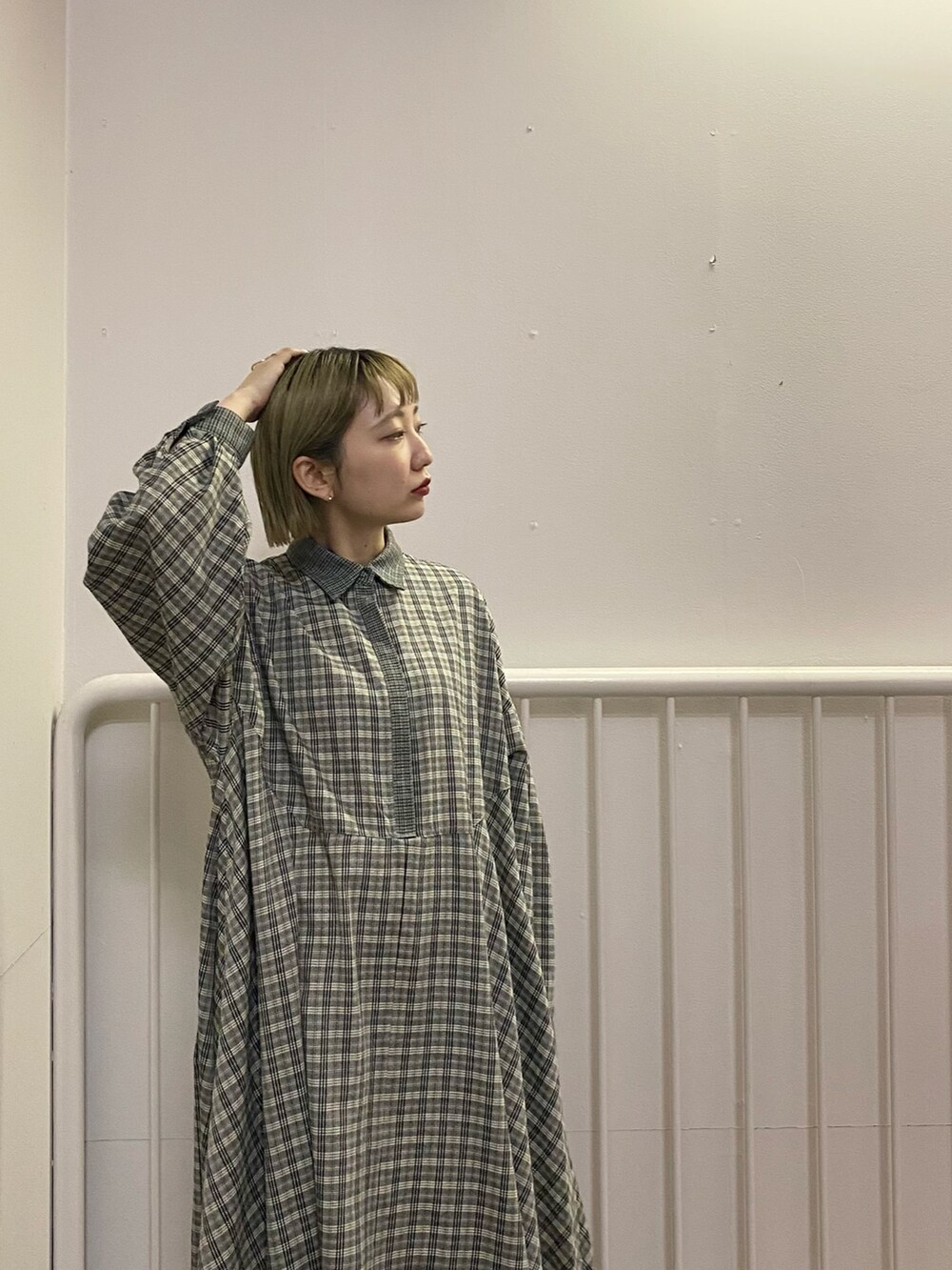 「KBF、ワンピース、チェック、ロングワンピース、カジュアル、ゆるコーデ、ビッグシルエット、リラックススタイル、新年一発目、シャツワンピース」｜「KBFのチェックWIDEワンピース（ワンピース、グレー系）」を使った、まっちゃんさん（レディース・154cm）の冬コーディネートの5枚目の写真