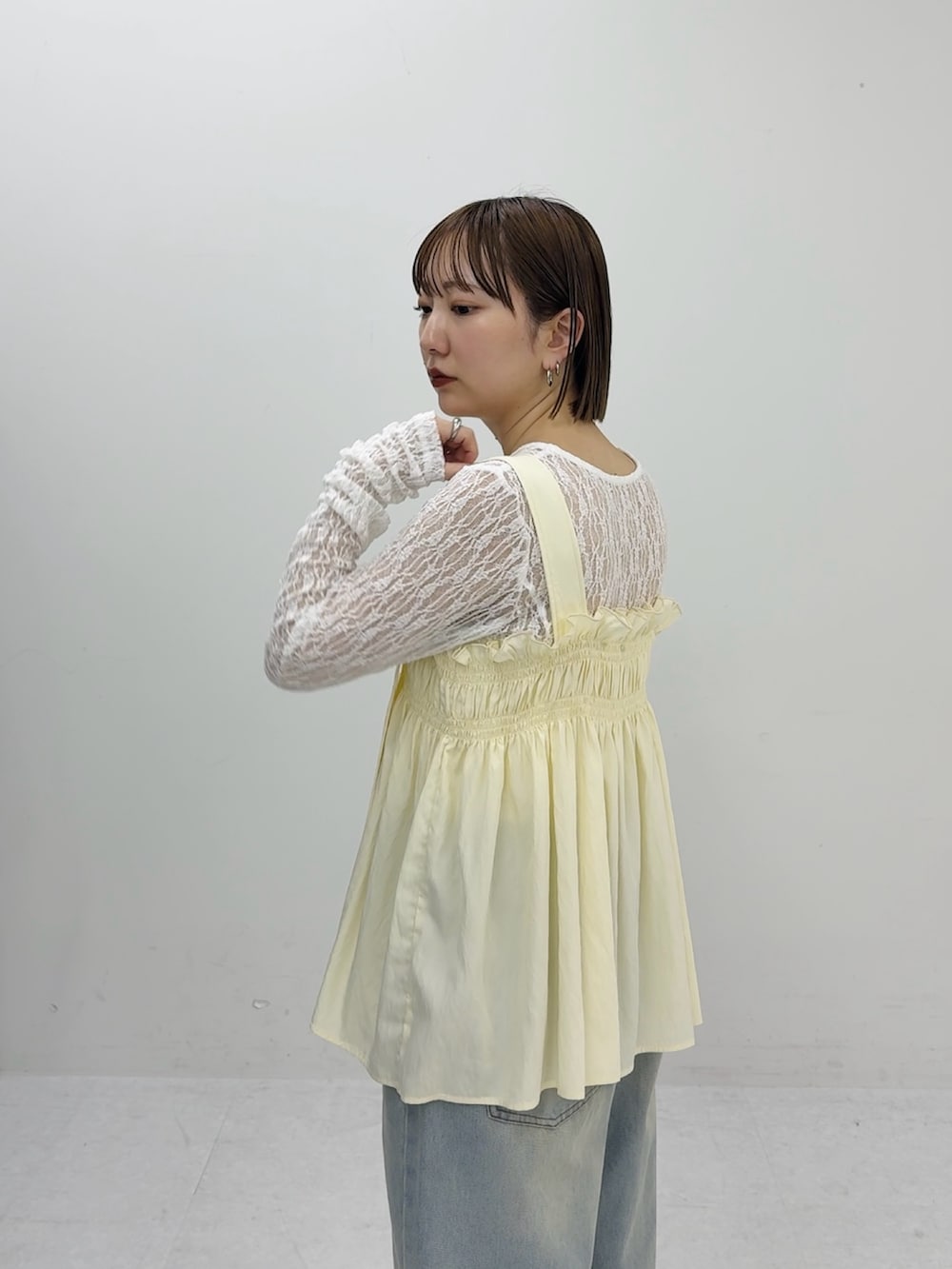 ホワイト系のその他トップス、ホワイト系のTシャツ/カットソーを着用したレディースの春コーディネートの3枚目の写真