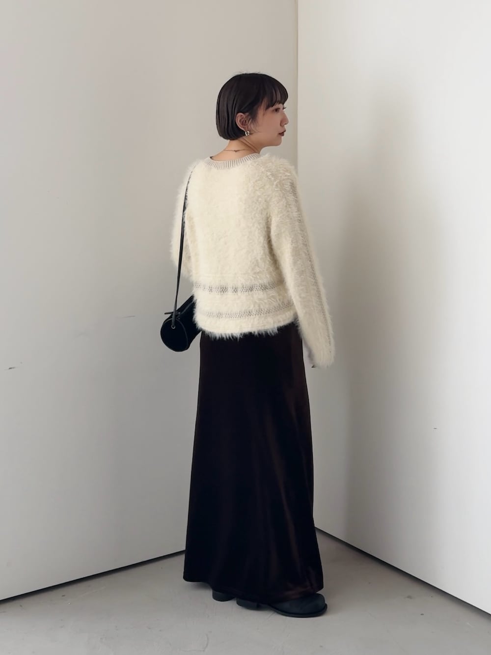 ホワイト系のニット/セーター、ブラウン系のスカートを着用したレディースの秋コーディネートの4枚目の写真