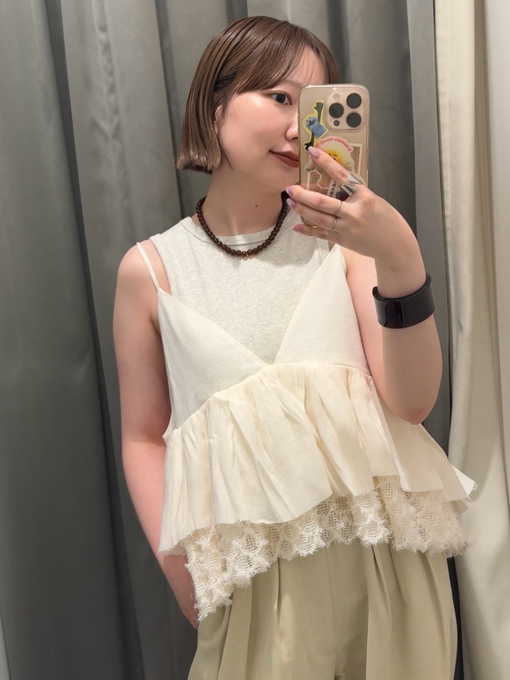ベージュ系のその他パンツ、ホワイト系のトートバッグ、ブラウン系のサンダルを着用したレディースの夏コーディネートの3枚目の写真