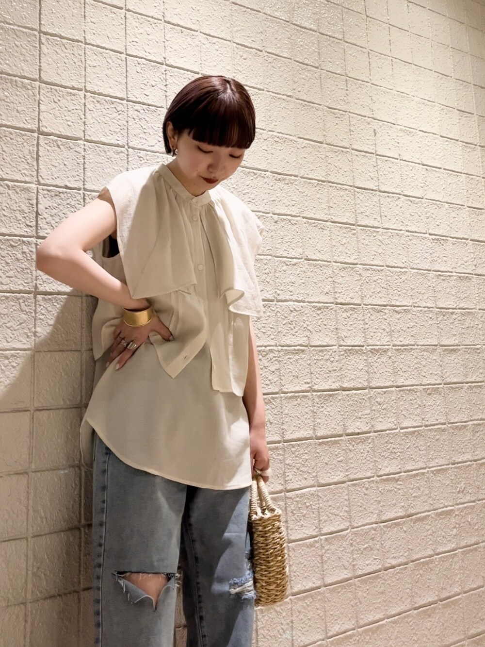 ホワイト系のシャツ/ブラウス、ブルー系のデニムパンツ、ゴールド系のサンダルを着用したレディースの夏コーディネートの5枚目の写真