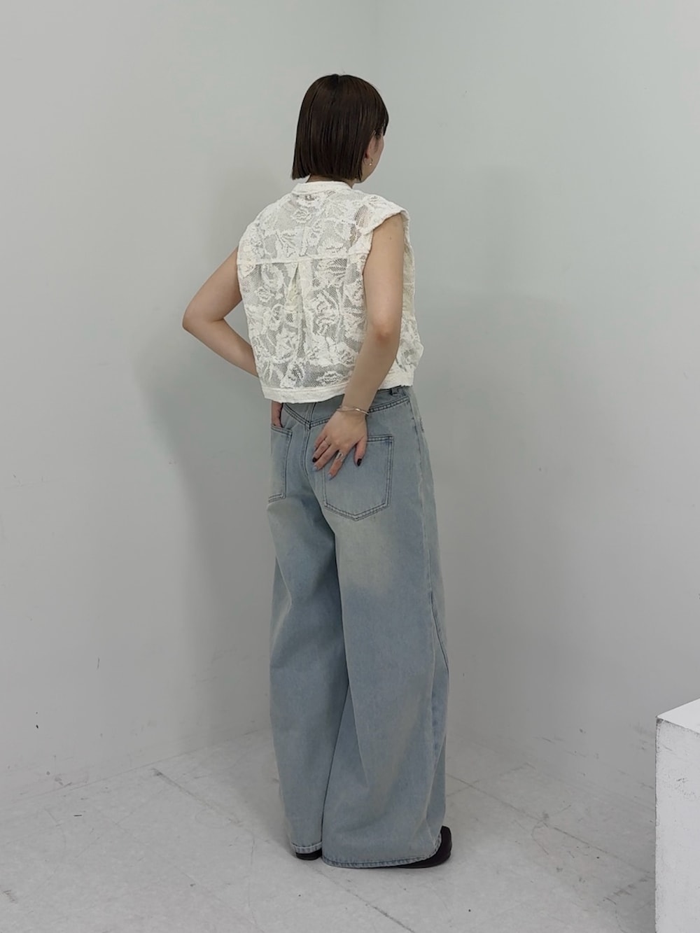 ホワイト系のシャツ/ブラウスを着用したレディースの春コーディネートの2枚目の写真