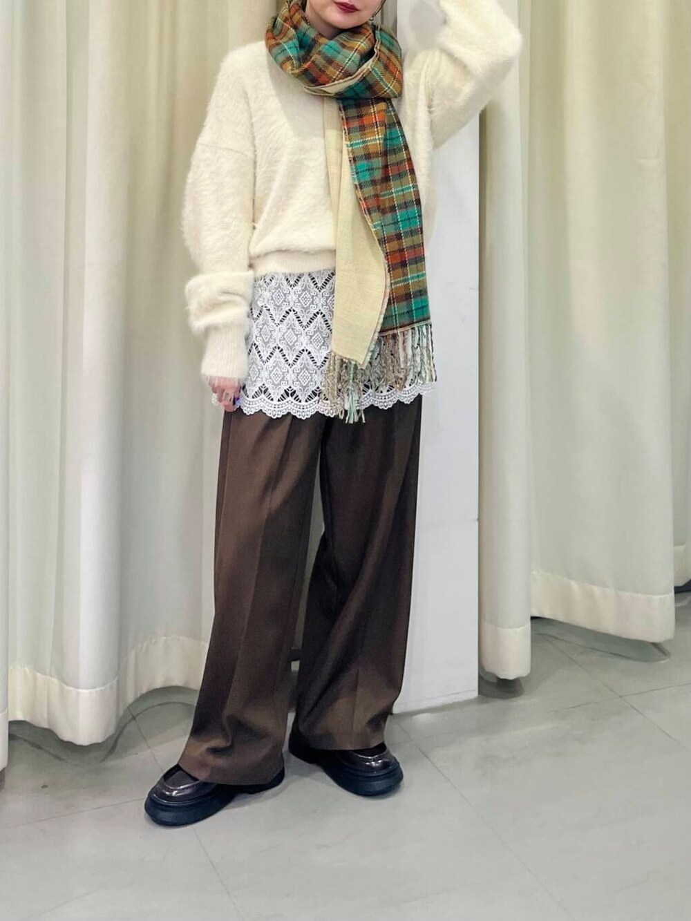 ブラウン系のローファー、ブラウン系のその他パンツ、ホワイト系のニット/セーターを着用したレディースの冬コーディネートの4枚目の写真