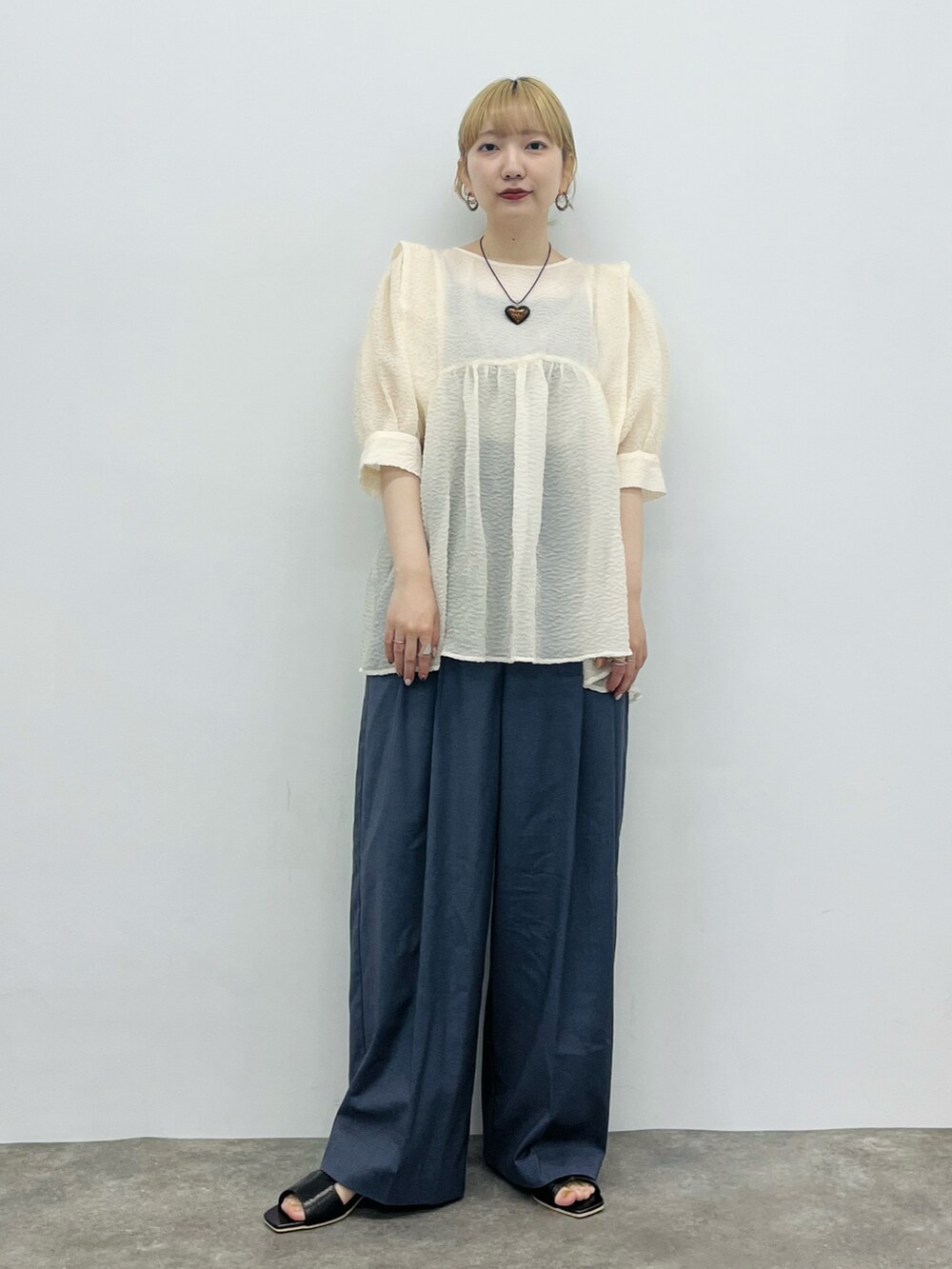 ホワイト系のシャツ/ブラウス、グレー系のその他パンツを着用したレディースの春コーディネートの2枚目の写真