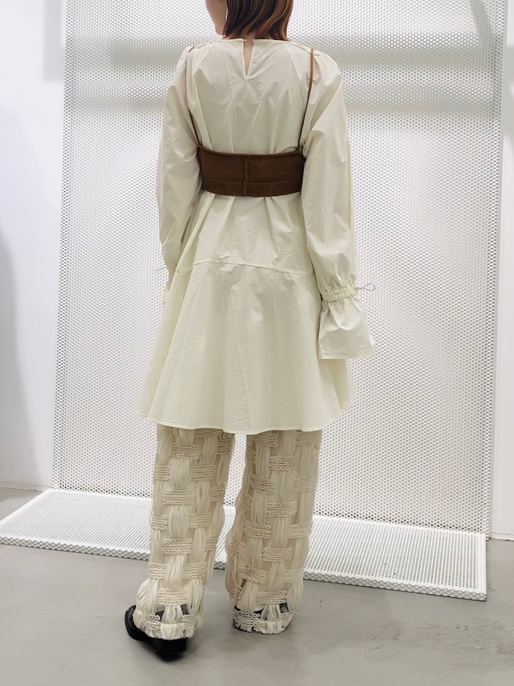 ホワイト系のワンピース、ブラウン系のベスト、ホワイト系のその他パンツを着用したレディースの春コーディネートの4枚目の写真