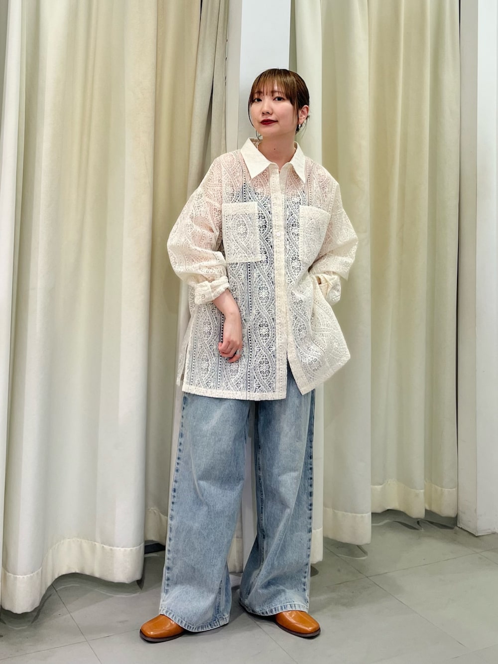 「KBF、kbf_ootd、シャツ、シャツスタイル、シャツコーデ、レース、レーストップス、デニム、デニムパンツ、春、春コーデ、春色、春服」｜「KBFのシアーエンブロイダリーBIGシャツ（シャツ/ブラウス、ホワイト系）」を使った、まっちゃんさん（レディース・154cm）の冬コーディネートの2枚目の写真