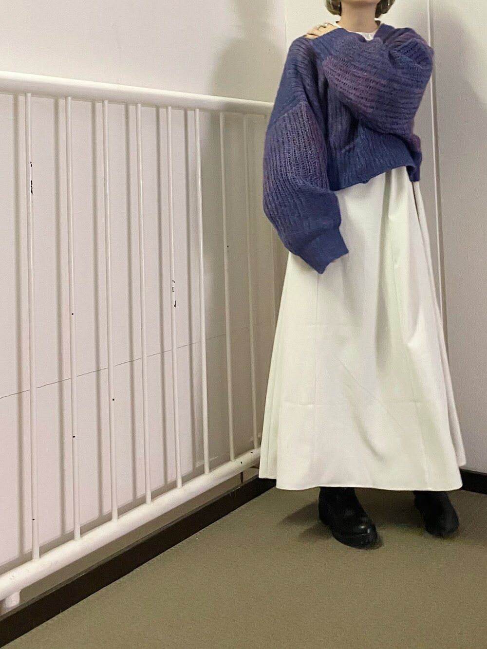 グリーン系のワンピース、パープル系のカーディガン/ボレロを着用したレディースの秋コーディネートの4枚目の写真