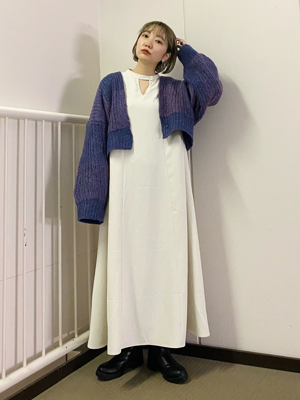 グリーン系のワンピース、パープル系のカーディガン/ボレロを着用したレディースの秋コーディネートの2枚目の写真