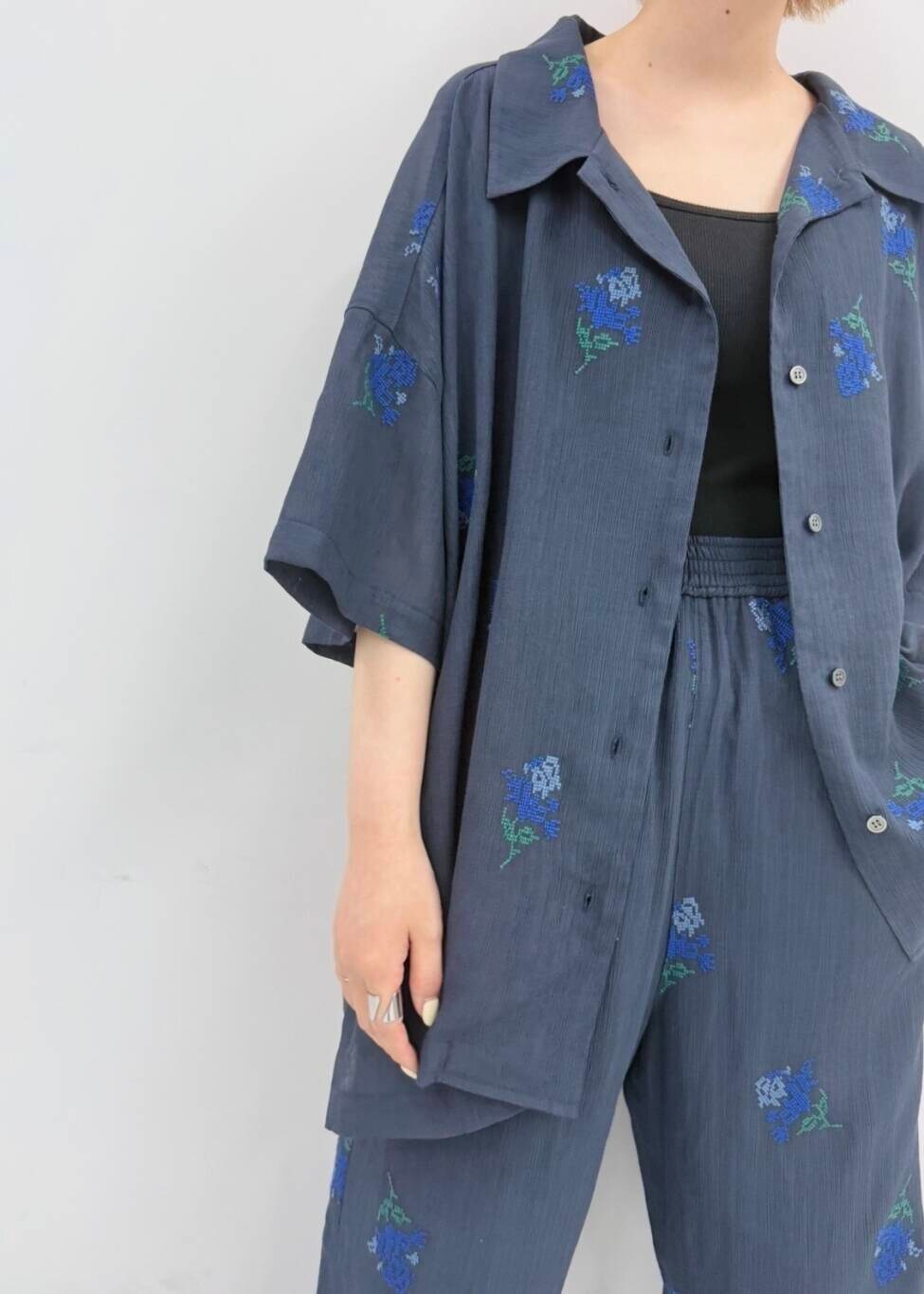 ブルー系のその他パンツ、ブルー系のシャツ/ブラウスを着用したレディースの春コーディネートの4枚目の写真