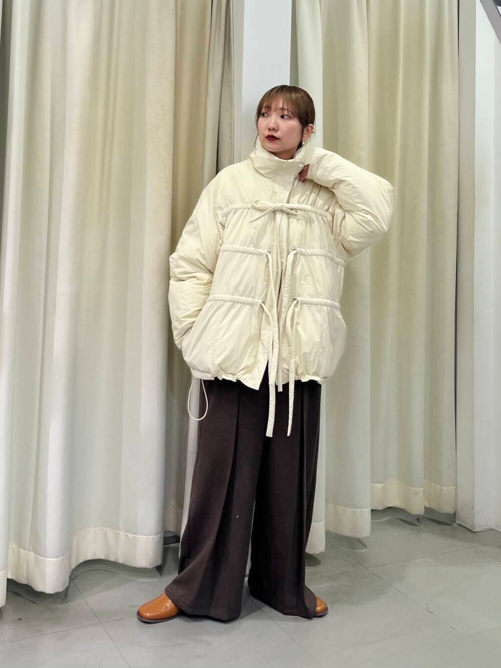 イエロー系のその他シューズ、ベージュ系のカーディガン/ボレロ、ブラウン系のその他パンツを着用したレディースの冬コーディネートの3枚目の写真