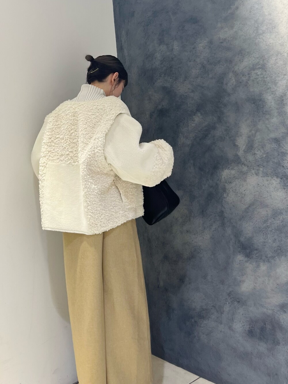 その他のジャケット/アウター、ベージュ系のジャンパースカート、グレー系のニット/セーターを着用したレディースの秋コーディネートの4枚目の写真