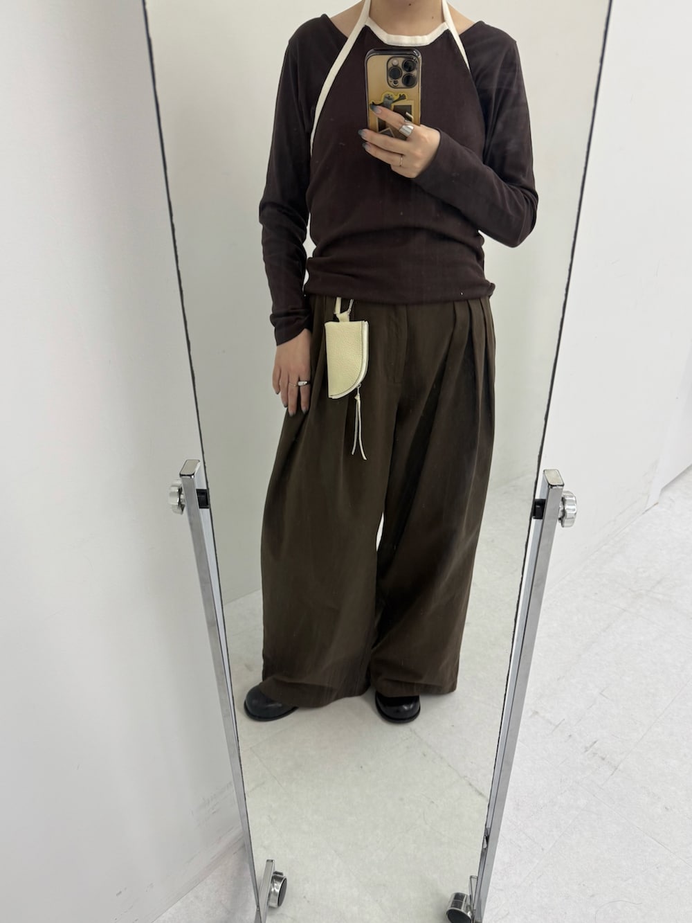 ブラウン系のTシャツ/カットソー、ホワイト系のキーホルダーを着用したレディースの冬コーディネートの4枚目の写真