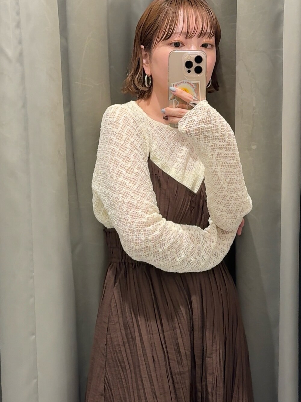 ブラウン系のワンピース、ホワイト系のTシャツ/カットソー、ブラウン系のその他パンツを着用したレディースの春コーディネートの2枚目の写真