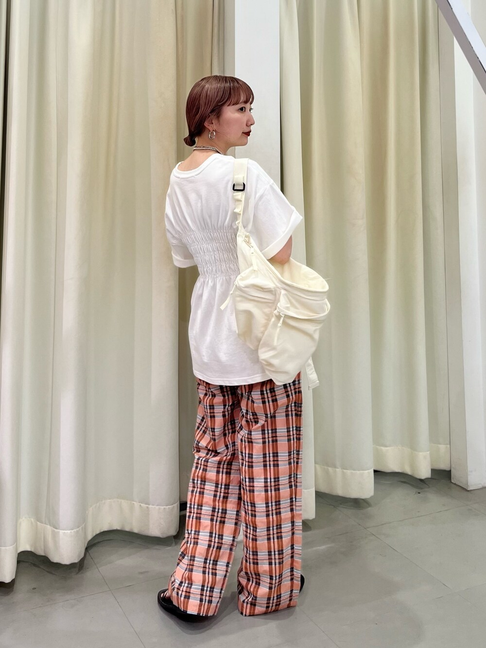 ホワイト系のTシャツ/カットソー、オレンジ系のその他パンツ、ホワイト系のショルダーバッグを着用したレディースの夏コーディネートの4枚目の写真