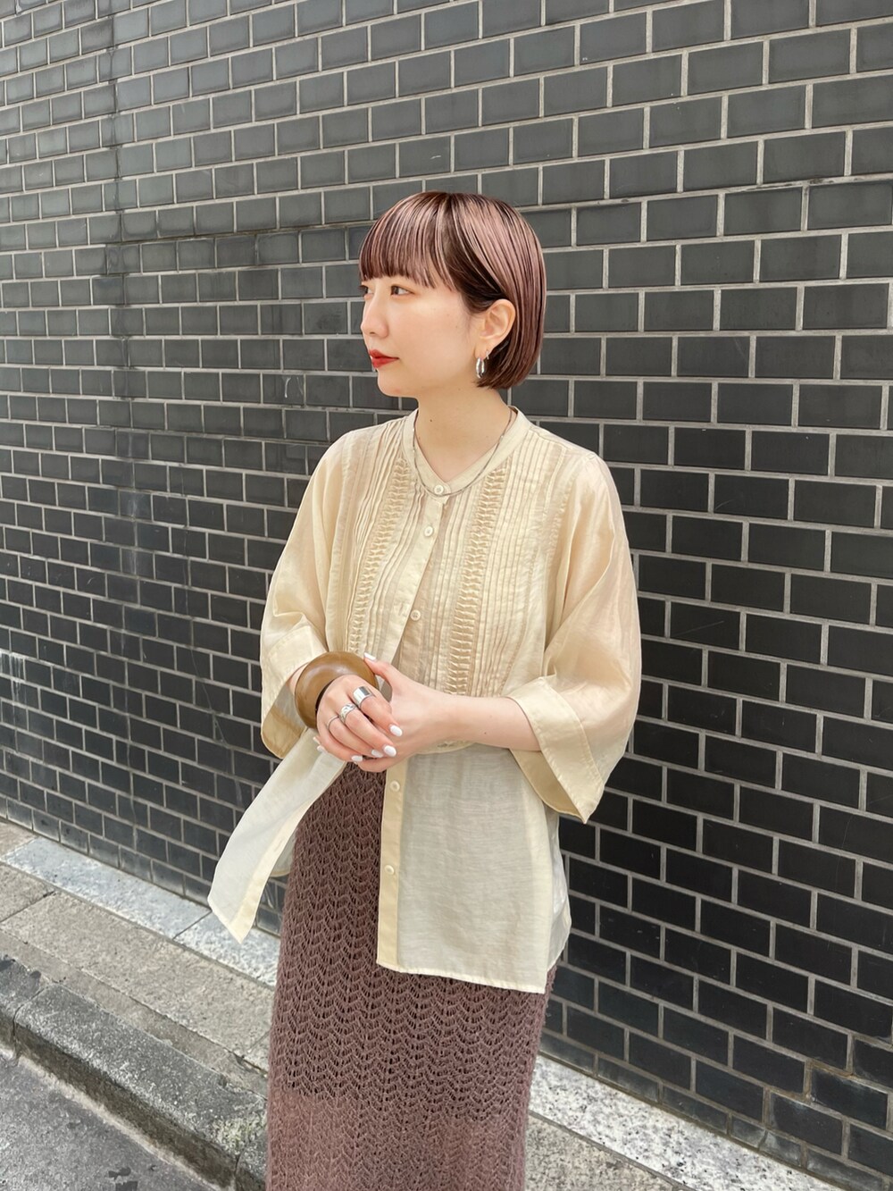 ホワイト系のシャツ/ブラウス、ブラウン系のスカート、ベージュ系のサンダルを着用したレディースの夏コーディネートの5枚目の写真
